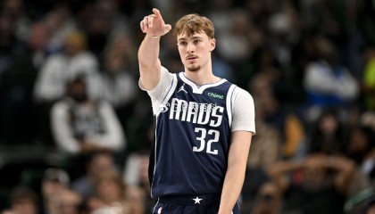 kaiyun-雄鹿狂飙20记三分血洗独行侠，库兹马复出20分！弗拉格空砍19+10|罗林斯|外线|密尔沃基雄鹿队|达拉斯独行侠队|约什-格林_新浪体育_新浪新闻